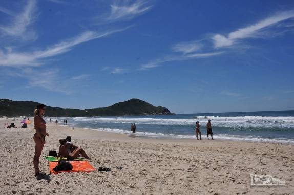 Dia de muito sol na Praia do Rosa, Imbituba, litoral sul de Santa Catarina